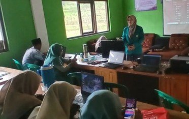 UNISMA Program KMM, Cetak Guru Madrasah Melek Digital dengan Berikan Pelatihan Canva 