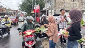 Prodi Agribisnis UMM Bagi-bagi Takjil Sayuran ke Pengguna Jalan