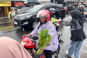 Prodi Agribisnis UMM Bagi-bagi Takjil Sayuran ke Pengguna Jalan