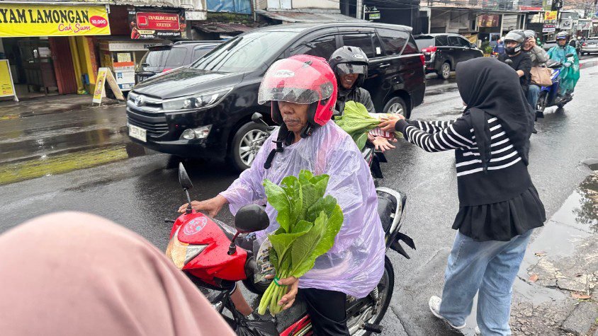 Prodi Agribisnis UMM Bagi-bagi Takjil Sayuran ke Pengguna Jalan