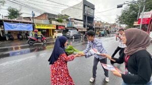 Prodi Agribisnis UMM Bagi-bagi Takjil Sayuran ke Pengguna Jalan