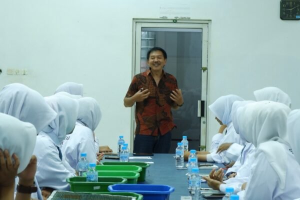 Pengabdian Masyarakat, Tim Dosen FMIPA UB Gelar Pelatihan Bioinformatika untuk Murid SMA Darul Mukhlashin Probolinggo