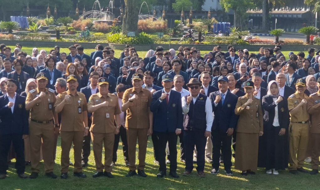 Walikota Malang Berangkatkan 856 Mahasiswa FakultasTeknologi Industri UB untuk Membangun Kelurahan