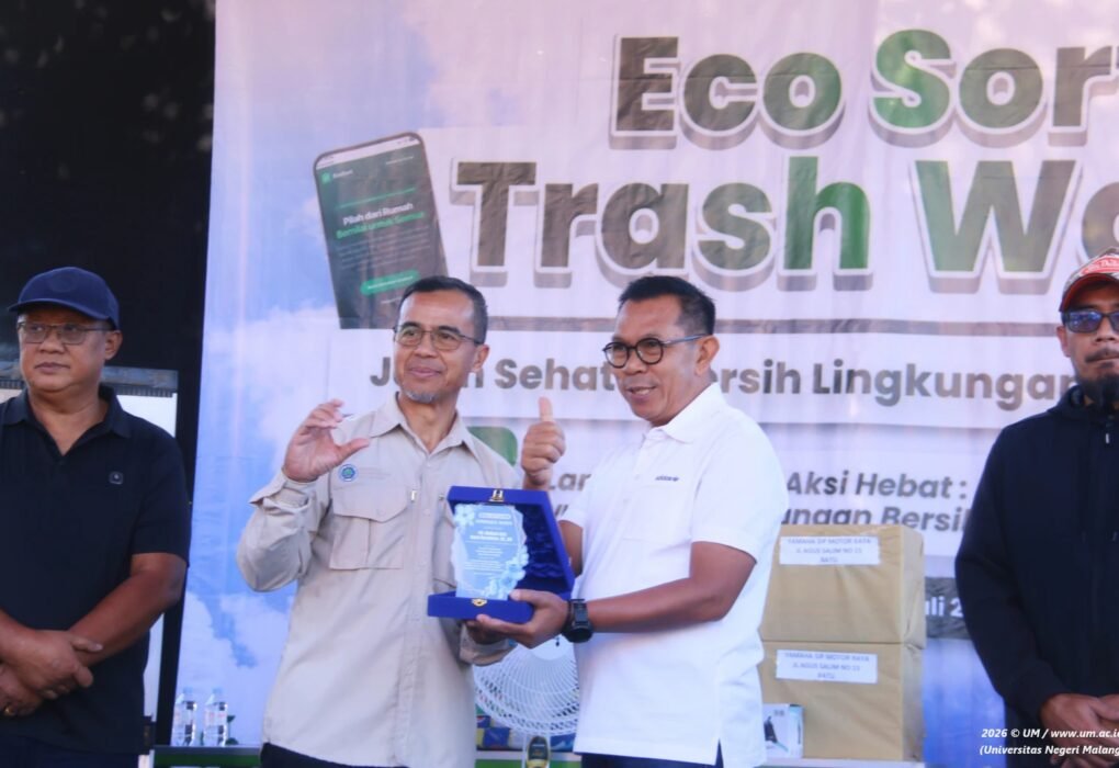 Mahasiswa UM Luncurkan Website EcoSort, Dorong Pengelolaan Sampah Digital di Desa Oro-Oro Ombo Batu