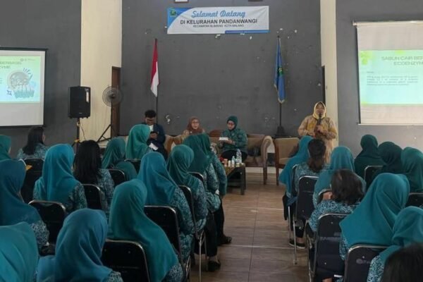 Departemen Kimia UB Latih Warga Pandanwangi Olah Limbah Jadi Eco Enzim Bernilai Ekonomi