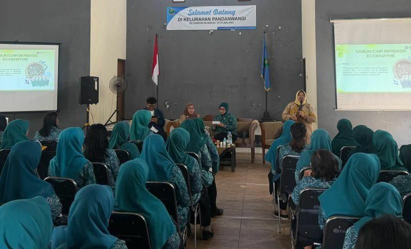 Departemen Kimia UB Latih Warga Pandanwangi Olah Limbah Jadi Eco Enzim Bernilai Ekonomi
