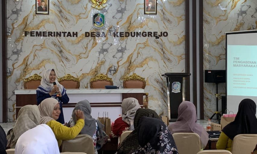 Tim Dosen Kimia UB Ajarkan Warga Banyuwangi Olah Minyak Jelantah Jadi Sabun Ramah Lingkungan