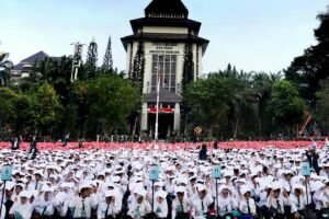 Ribuan Mahasiswa Baru UB Bikin Human Wave dengan Buku, Pesan Green Campus Menggema