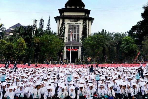 Ribuan Mahasiswa Baru UB Bikin Human Wave dengan Buku, Pesan Green Campus Menggema