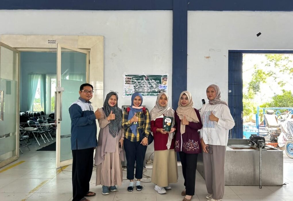 POLINEMA Dampingi Usaha Keripik Salak Pronojiwo Naik Kelas Lewat Digitalisasi