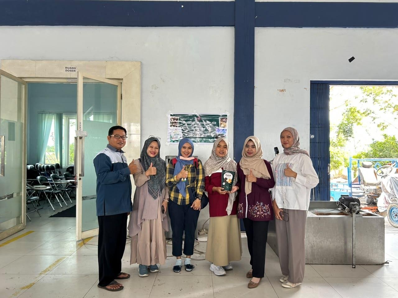 POLINEMA Dampingi Usaha Keripik Salak Pronojiwo Naik Kelas Lewat Digitalisasi