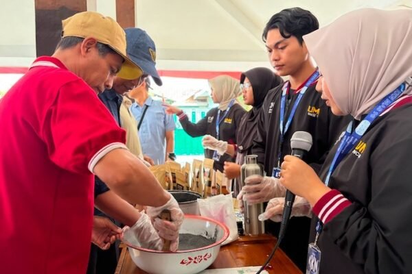 KKN Mas 98 UMM Kenalkan Alat Penabur Pupuk dan Briket Bonggol Jagung di Desa Wringinsongo