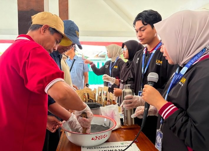 KKN Mas 98 UMM Kenalkan Alat Penabur Pupuk dan Briket Bonggol Jagung di Desa Wringinsongo