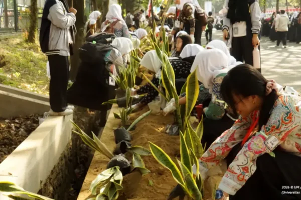 13 Ribu Mahasiswa Baru UM Tanam Sansevieria, Green Campus Dimulai dari Aksi Nyata