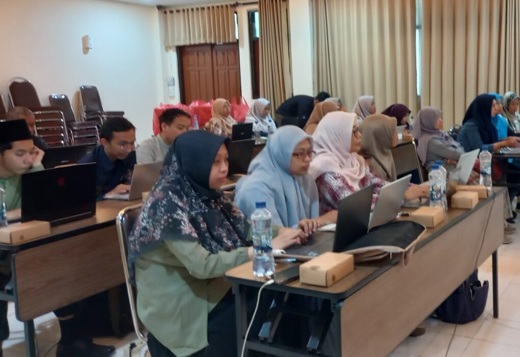 Dosen Matematika UB Latih Guru MAN Kota Batu Gunakan GeoGebra untuk Pembelajaran Interaktif