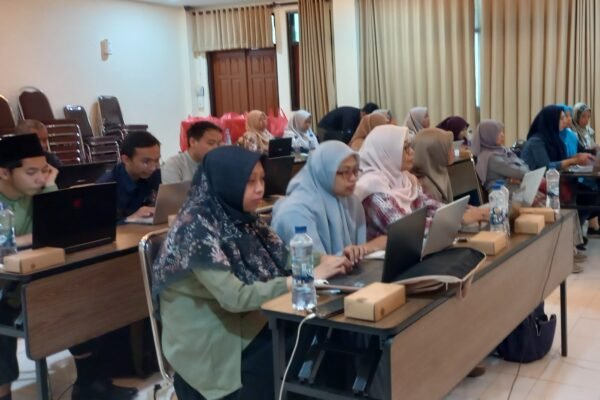 Dosen Matematika UB Latih Guru MAN Kota Batu Gunakan GeoGebra untuk Pembelajaran Interaktif