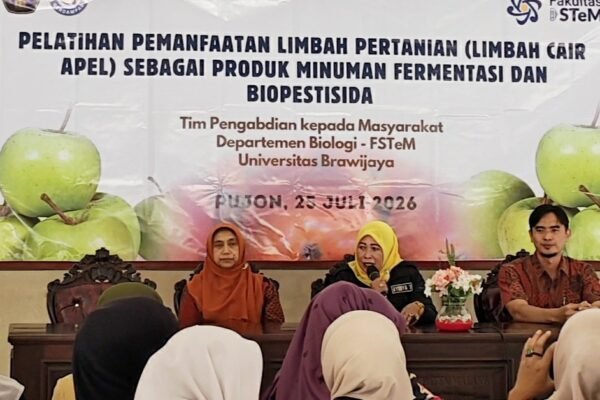 Dosen Departemen Biologi UB Dorong UMKM Pujon Ubah Limbah Apel Jadi Produk Bernilai