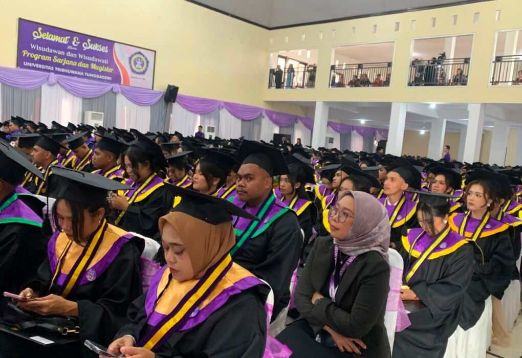 UNITRI Malang Wisuda 400 Lulusan, Rektor Tekankan Pentingnya Kompetensi di Dunia Kerja