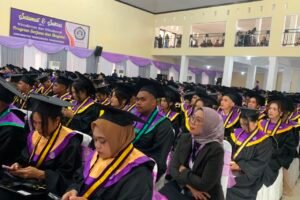 UNITRI Malang Wisuda 400 Lulusan, Rektor Tekankan Pentingnya Kompetensi di Dunia Kerja