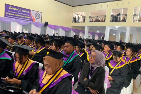 UNITRI Malang Wisuda 400 Lulusan, Rektor Tekankan Pentingnya Kompetensi di Dunia Kerja
