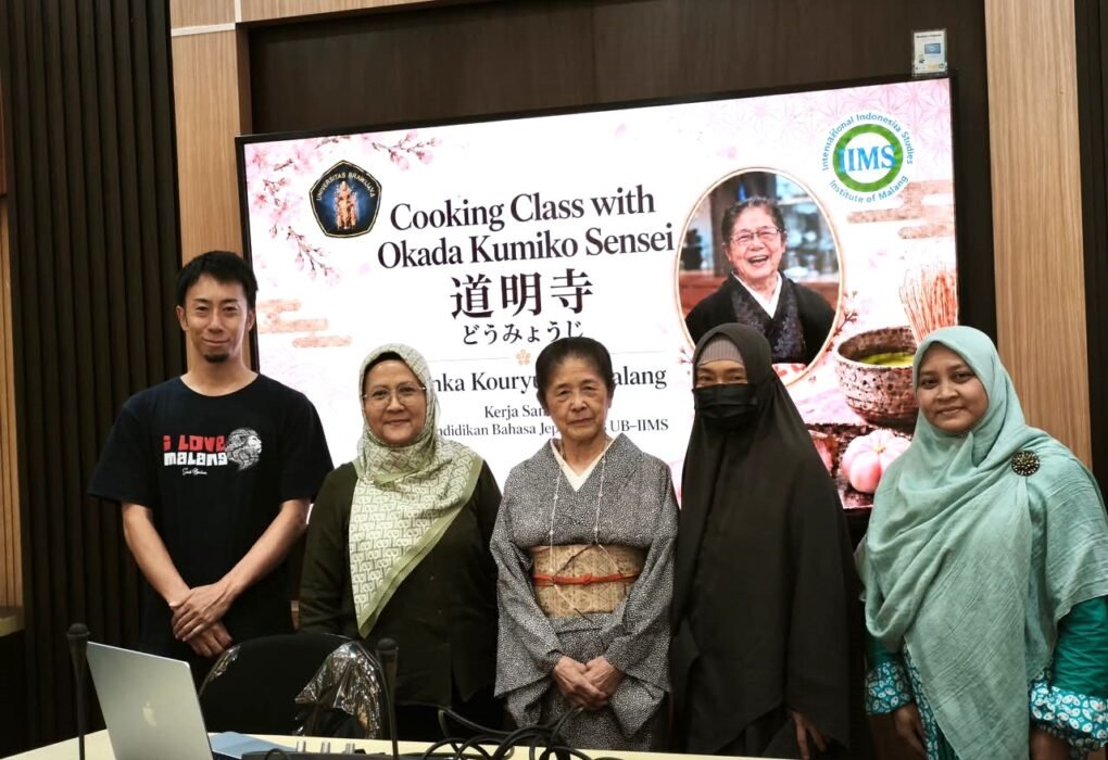 Belajar Budaya Jepang Tak Cukup di Kelas, Mahasiswa FIB UB Bikin Wagashi Bersama Okada Kumiko