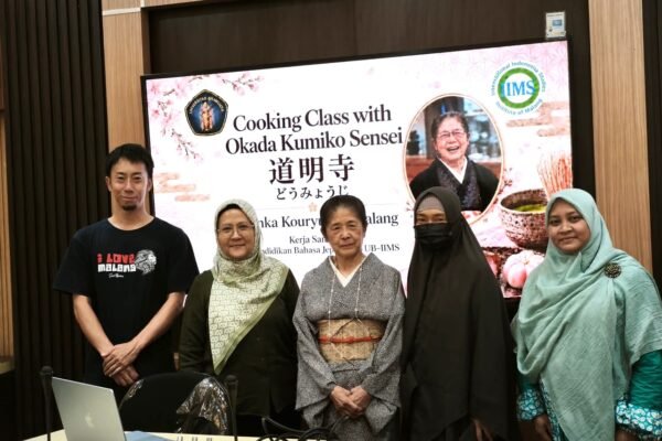 Belajar Budaya Jepang Tak Cukup di Kelas, Mahasiswa FIB UB Bikin Wagashi Bersama Okada Kumiko