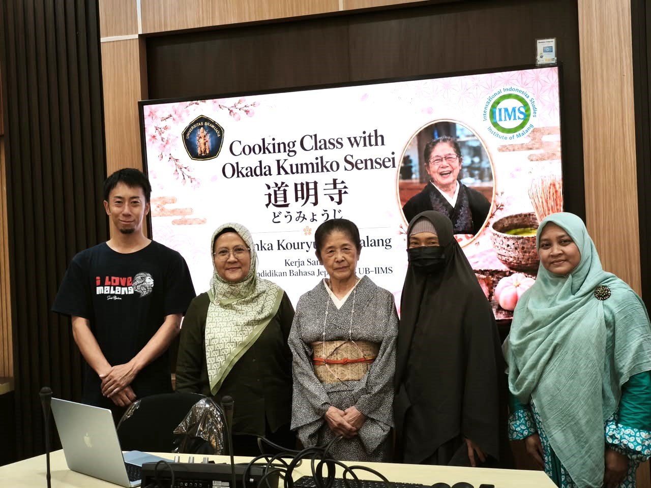 Belajar Budaya Jepang Tak Cukup di Kelas, Mahasiswa FIB UB Bikin Wagashi Bersama Okada Kumiko