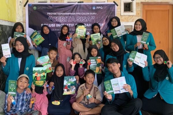 Dari Sampah Jadi Karya, Mahasiswa PPG UNISMA Ajak Anak Panti Bikin Eco-Brick hingga Eco-Enzyme