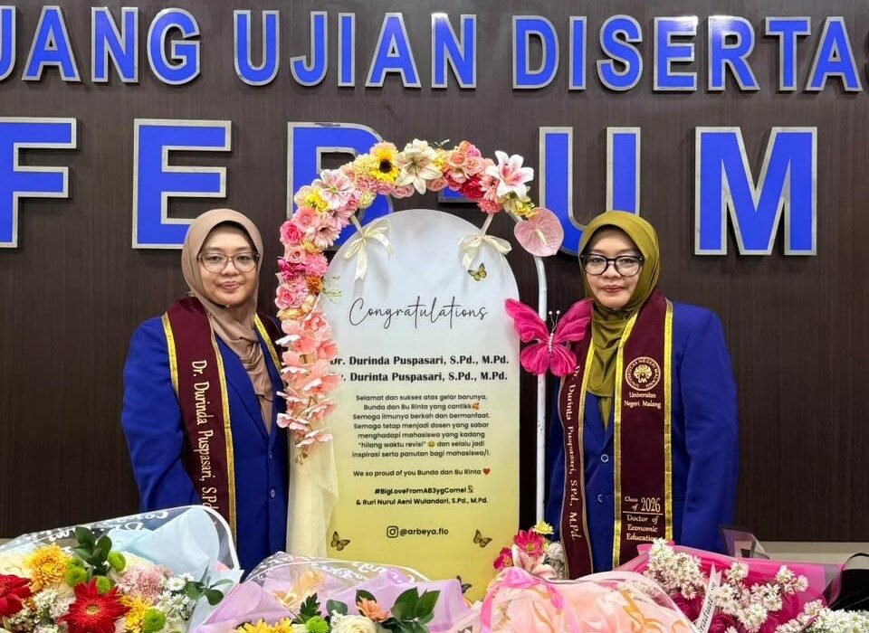 Kembar Kompak, Dua Saudari di Malang Raih Gelar Doktor dari UM