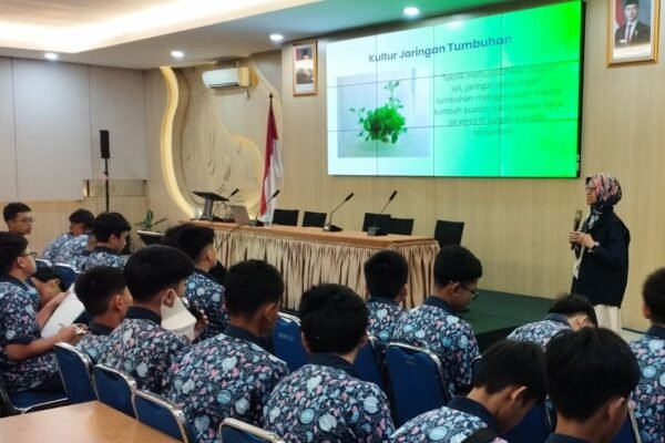 Siswa SMP Petra Kediri Belajar Kultur Jaringan Langsung di Laboratorium Universitas Brawijaya