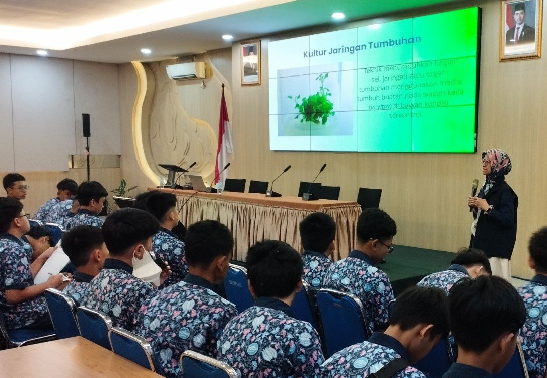 Siswa SMP Petra Kediri Belajar Kultur Jaringan Langsung di Laboratorium Universitas Brawijaya