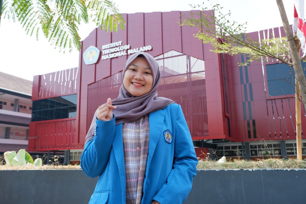 IPK 3,93 dan Kehilangan Sang Ayah, Perjuangan Yuniar Jadi Wisudawan Terbaik ITN Malang