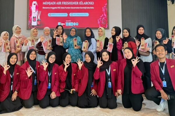 Mahasiswa PPG UMM Sulap Limbah Mawar Punten Jadi Air Freshener Élarose