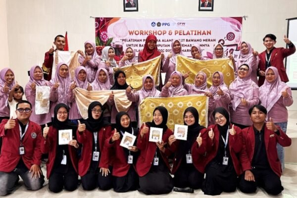 Mahasiswa PPG UMM Sulap Kulit Bawang Merah Jadi Pewarna Batik