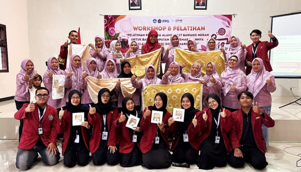 Mahasiswa PPG UMM Sulap Kulit Bawang Merah Jadi Pewarna Batik