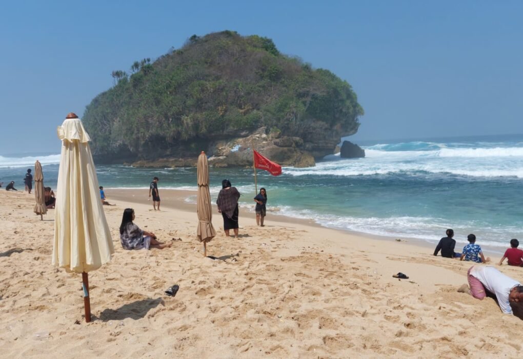 Pantai Watu Leter Malang Selatan, Pesona Pasir Putih dan Laut Biru yang Makin Diburu Wisatawan
