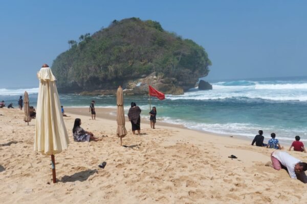 Pantai Watu Leter Malang Selatan, Pesona Pasir Putih dan Laut Biru yang Makin Diburu Wisatawan