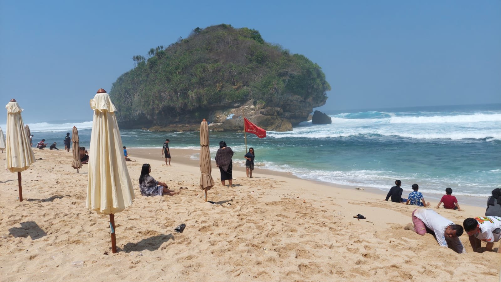 Pantai Watu Leter Malang Selatan, Pesona Pasir Putih dan Laut Biru yang Makin Diburu Wisatawan