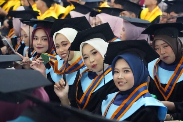 Wisuda ke-94 UIN Malang, Bunda Rektor Minta Lulusan Jaga Diri dan Hormati Orang Tua