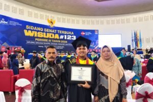 Anak Kepulauan Kangean Jadi Wisudawan Terbaik FH UMM, Rizal Raih IPK 3,96