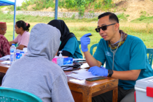 Usai Gempa, Warga Watunggong Hadapi ISPA hingga Kecemasan, Relawan UM Turun ke Posko