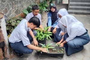 Satu Kelas Satu Tanaman, Mahasiswa UNISMA Malang Ajak Siswa SMK Islam Batu Rawat Pangan