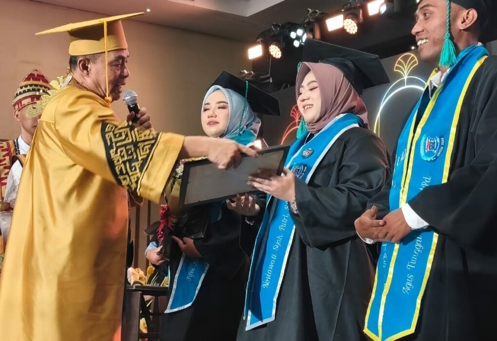 Wisuda UIBU Malang Digelar Tak Kaku, 941 Lulusan Bergoyang Bersama Guyon Waton dan Fandy Kerispatih