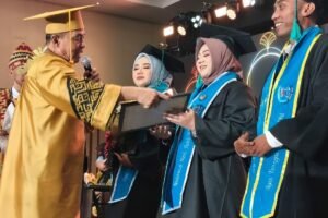 Wisuda UIBU Malang Digelar Tak Kaku, 941 Lulusan Bergoyang Bersama Guyon Waton dan Fandy Kerispatih