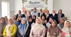 Tim Pengmas Profesi Apoteker UIN Malang Dampingi Warga Tlekung Ubah Kulit Jeruk Jadi Produk Bernilai 