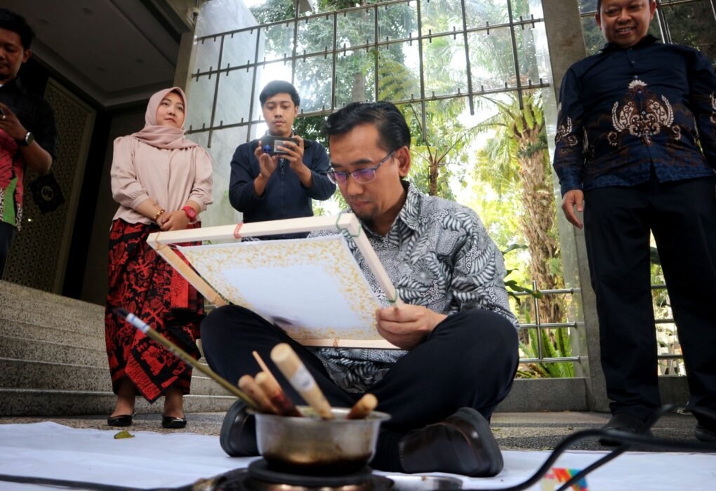 Mahasiswa UB Belajar Membatik, Menjaga Warisan Canting di Tengah Gempuran Batik Modern