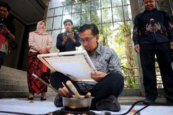 Mahasiswa UB Belajar Membatik, Menjaga Warisan Canting di Tengah Gempuran Batik Modern