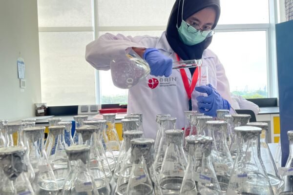 Riset Mahasiswi UB Buka Jalan Pengujian Plastik Biodegradable yang Lebih Aman bagi Laut
