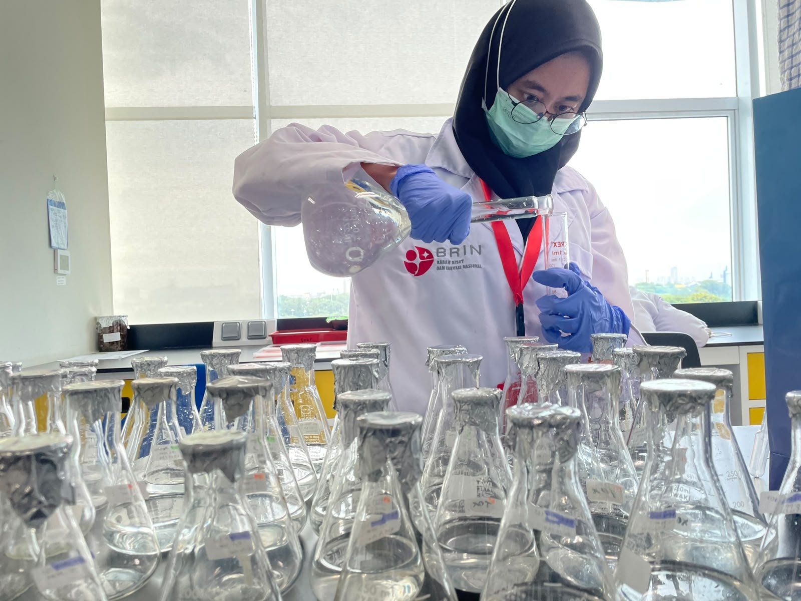 Riset Mahasiswi UB Buka Jalan Pengujian Plastik Biodegradable yang Lebih Aman bagi Laut