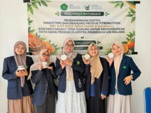 Tim Pengmas Profesi Apoteker UIN Malang Dampingi Warga Tlekung Ubah Kulit Jeruk Jadi Produk Bernilai 